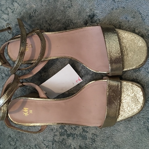 Gold Strappy Sandals Holiday Season 7.5 - Picture 3 of 3